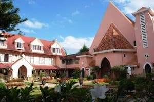 Nhà thờ trên đồi ở Đà Lạt hút khách nhờ màu hồng.