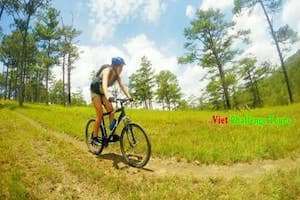 Chinh phục vẻ hoang sơ của Đà Lạt bằng xe đạp địa hình.