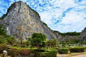 Chiêm ngưỡng núi Phật Vàng – Thắng cảnh không thể bỏ qua.