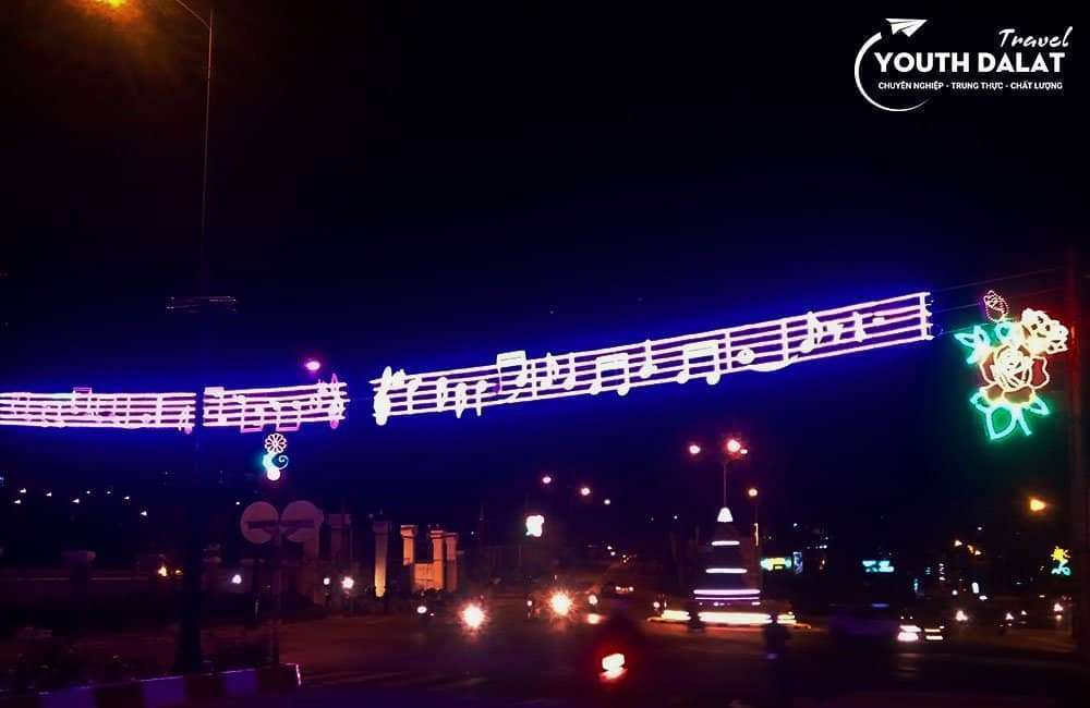 con đường tranh festival hoa Đ&agrave; Lạt năm 2015