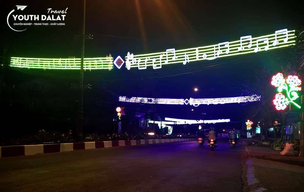 con đường tranh festival hoa Đ&agrave; Lạt năm 2015