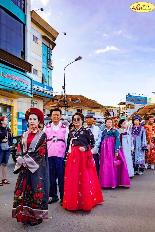 Thiếu nữ rước phấn tại Festival Hoa 2015 Thiếu nữ rước phấn tại Festival Hoa 2015
